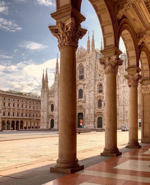 La città non dice il suo passato, lo contiene come le linee d’una mano, scritto negli spigoli delle…
