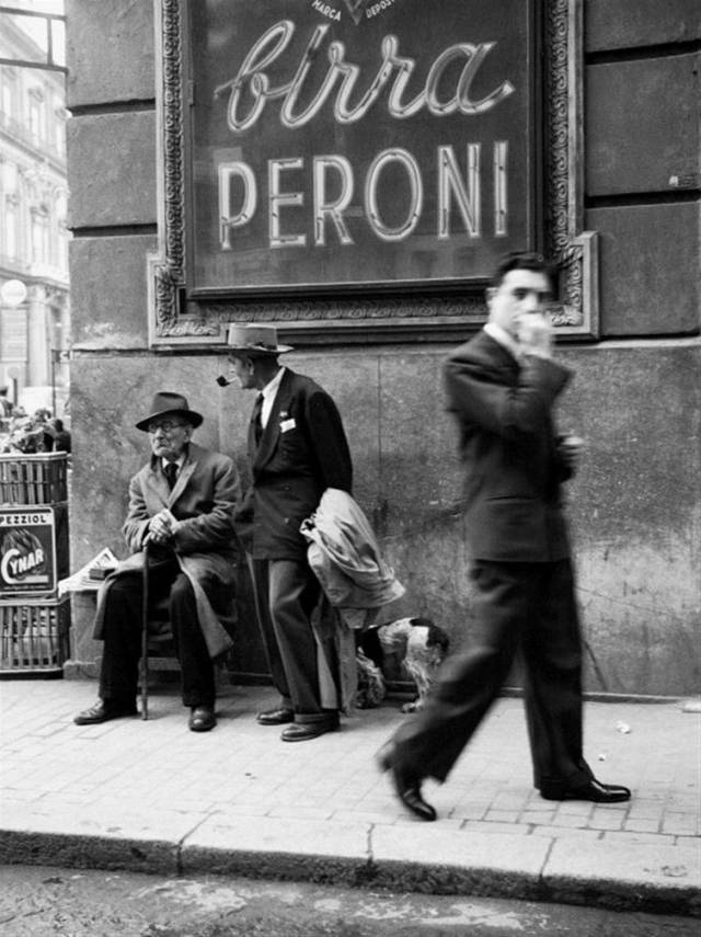 Fosco Maraini. A man on the street, Naples, Italy, 1950s.