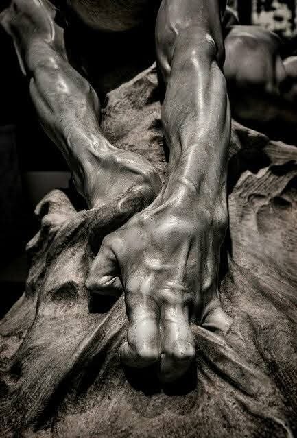 c’è una mano di noi che non si richiude mai, non ripiega mai di fronte all’evidenza, non allenta mai…