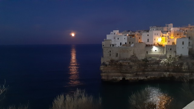 E ogni tregua è mare in cui mi perdo… 
Quel mare che non ha vie….ma solo tante ragioni