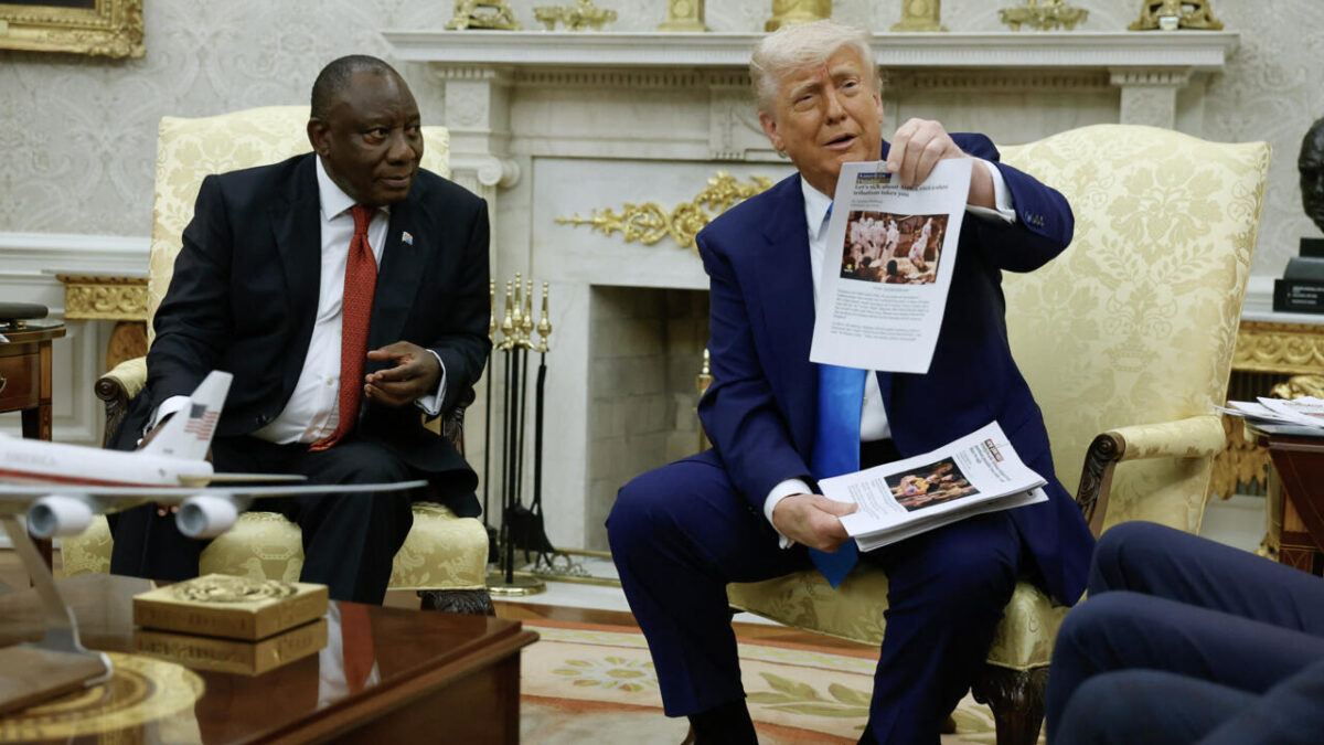 Trump esibisce foto fake per dimostrare uccisioni di massa di bianchi sudafricani