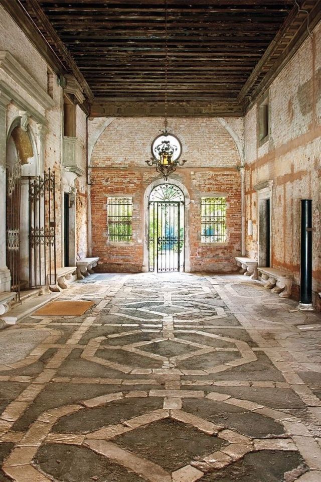 Il cortile originale di Attilio Codognato nel suo palazzo veneziano del XVI secolo.