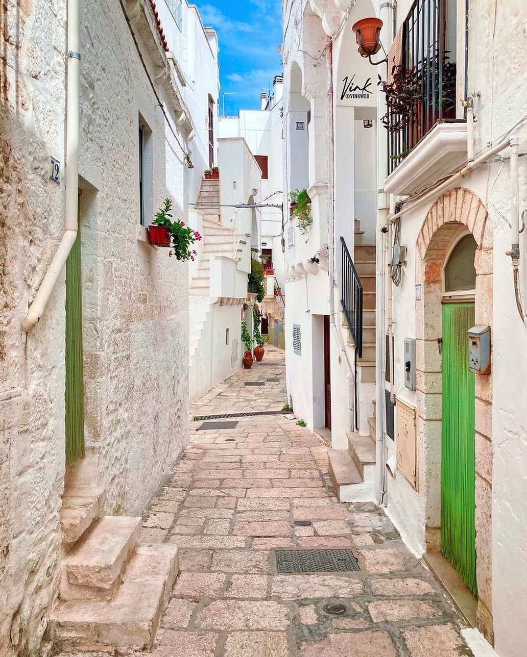 icharous:

Cisternino, Puglia, Italy by icaro