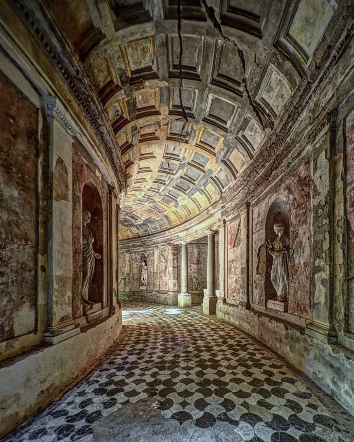 fabforgottennobility:

Il Criptoportico della Reggia di Caserta…