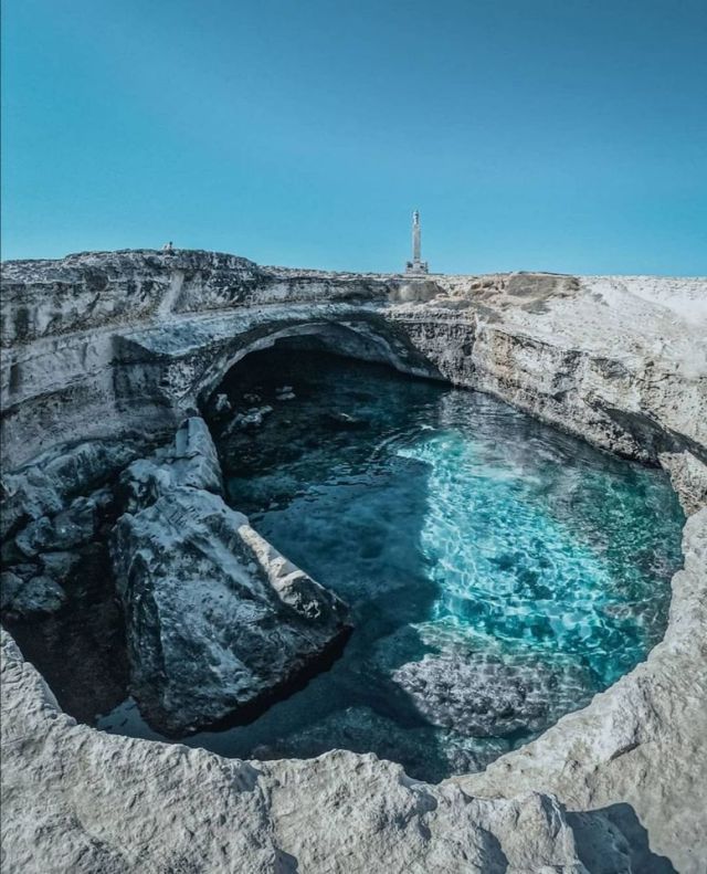 Nell’area archeologica di Roca, affacciata sulla Costa adriatica del Salento, sorge l’antica Grotta…