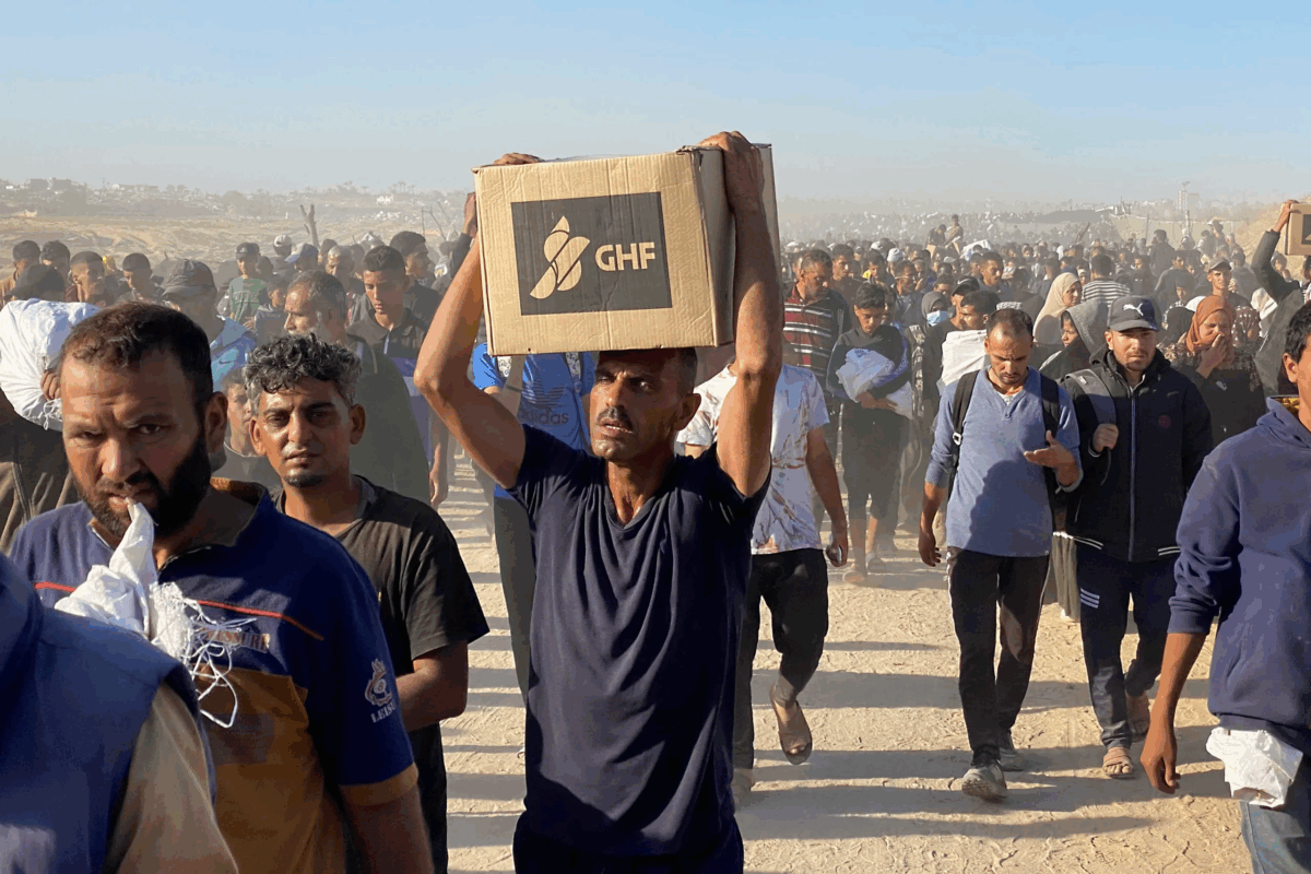 Israele mitraglia a sangue freddo la folla in cerca di cibo nei centri di distribuzione americani: centinaia di morti