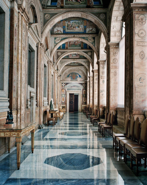 chanelbagsandcigarettedrags:

Logge di Raffaello