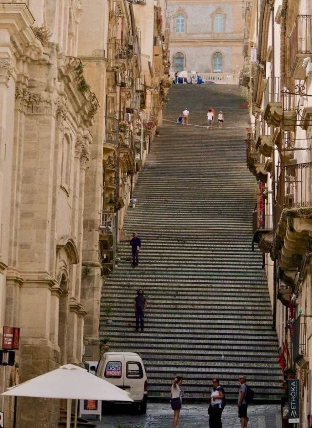 Caltagirone in provincia di Catania, scalinata di Santa Maria del Monte, costruita inizialmente a…