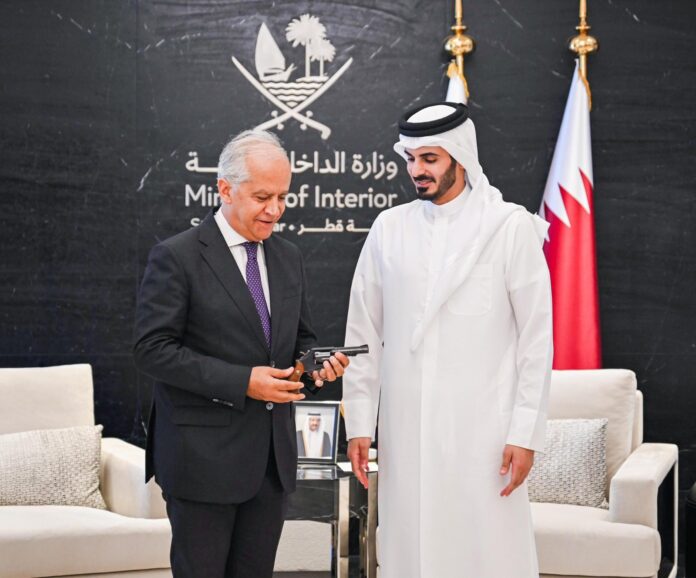 Piantedosi in Qatar incontra il suo omologo che gli regala una pistola Smith & Wesson