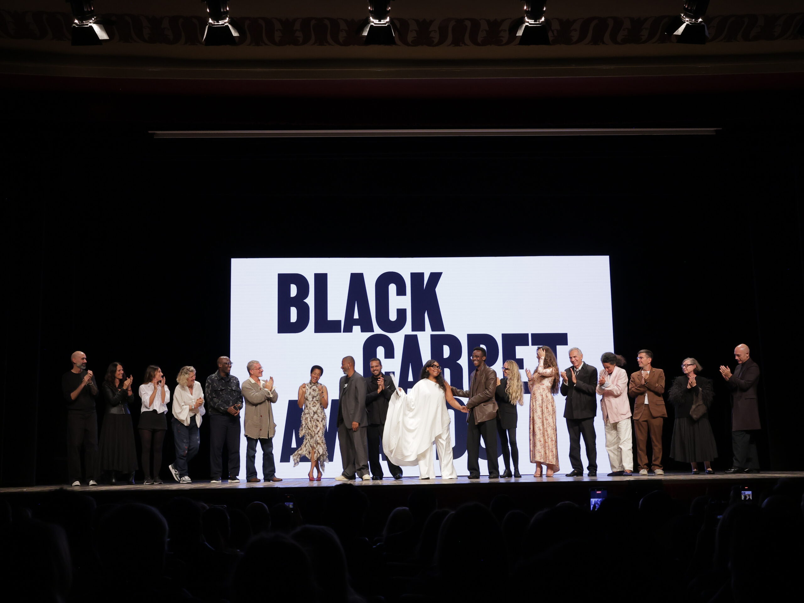 Sfila e vien premiata la moda africana al Milano Fashion Week