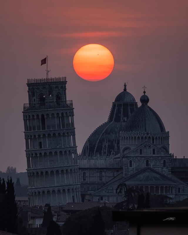 TRAMONTO DIETRO PIAZZA DEI MIRACOLI. Pisa