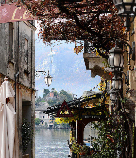meus4amores:

Restaurant by the lake in Orta San Giulio / Italy