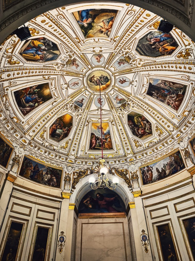 The beautiful ceiling in Palatine Gallery at Pitti Palace is stunning 🇮🇹