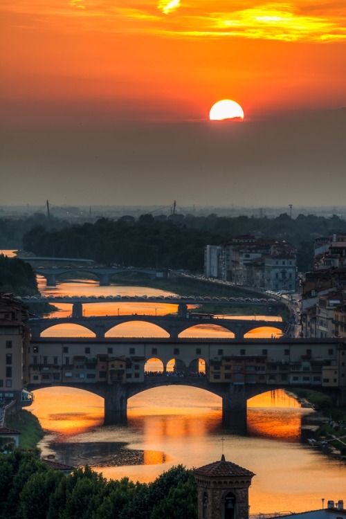 fabforgottennobility:

Italy, Florence – Sunset over Arno by…